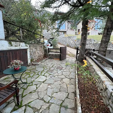 Petit 木屋 Eptálofos